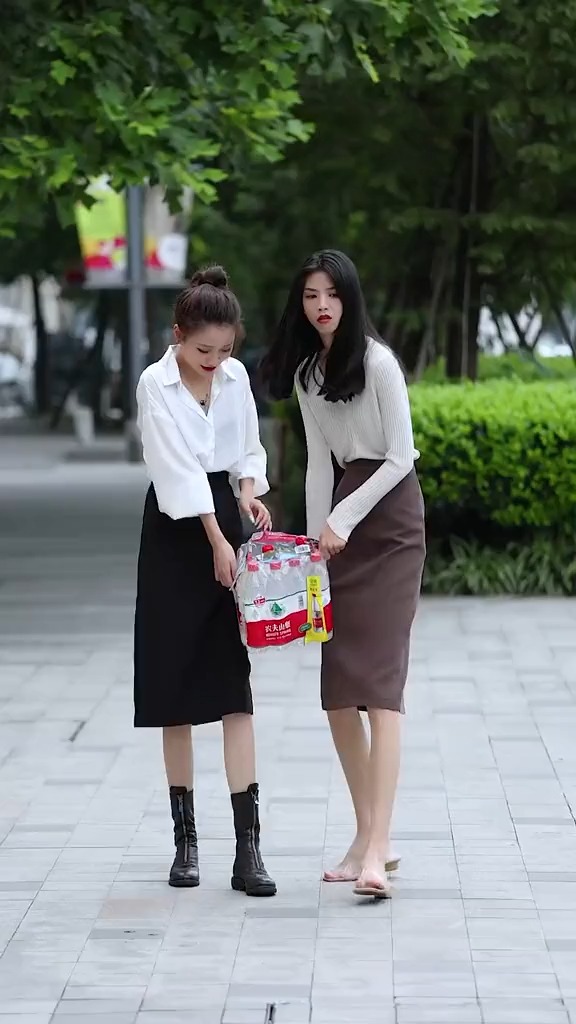 单手抱女朋友的男人真的很ok