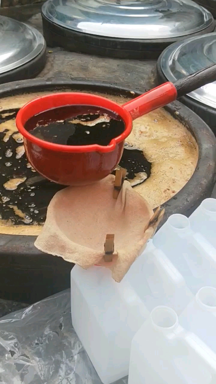 室外温度很低,大姐冻的手都僵了,为了大家吃到健康的纯粮醋,再辛苦也