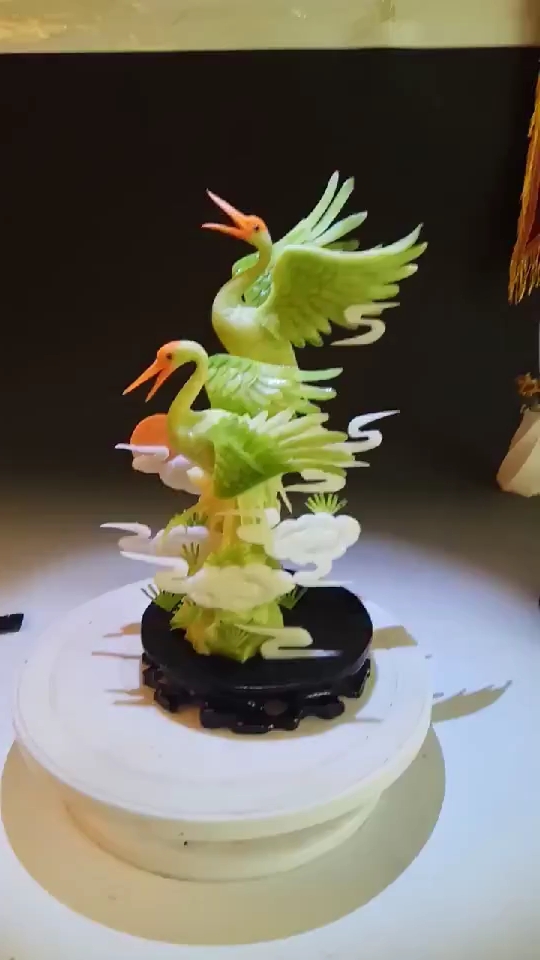 比翼双飞,青萝卜雕刻仙鹤.
