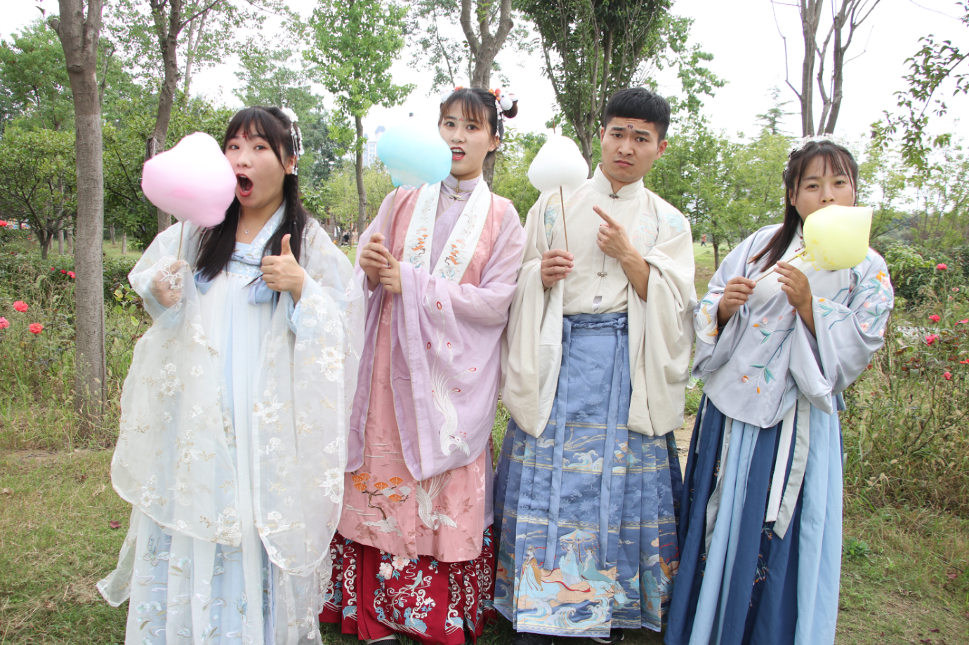 梦回大唐7:王小九带师生吃棉花糖,男同学害怕不敢吃全都化了!