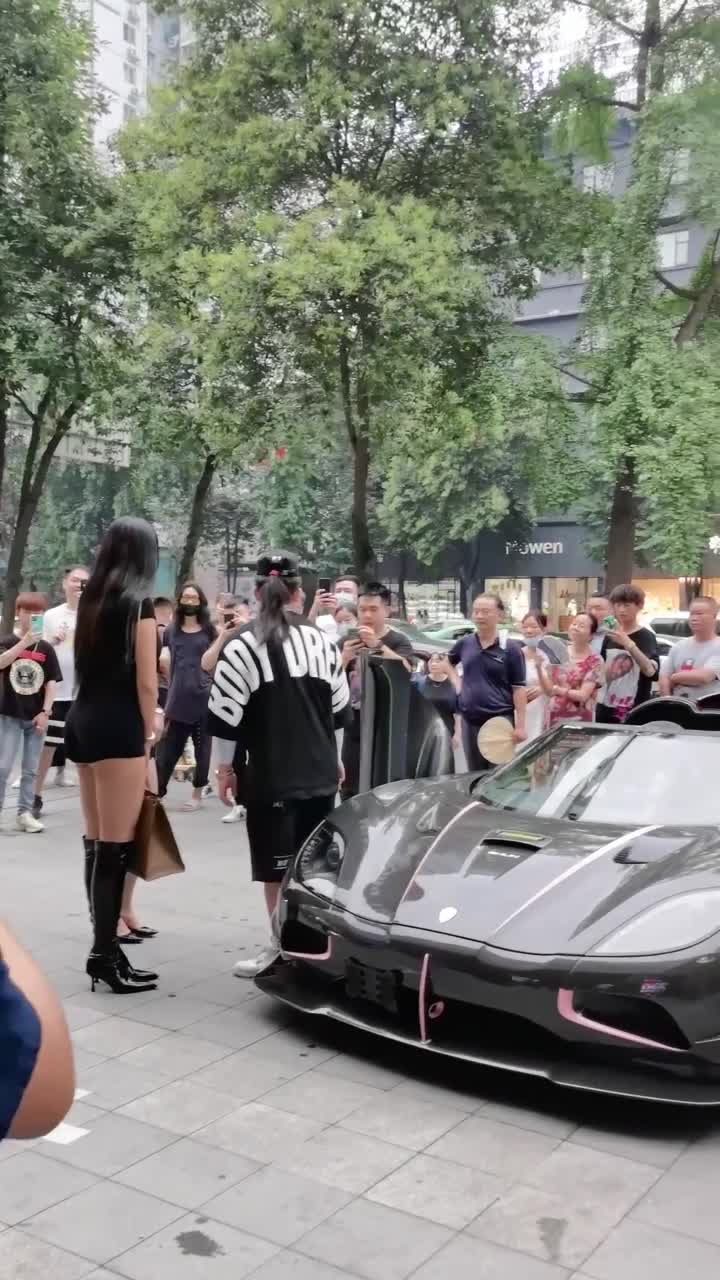 两位极品长腿美女搭讪网红博主李二狗,一旁的大爷都惊呆了