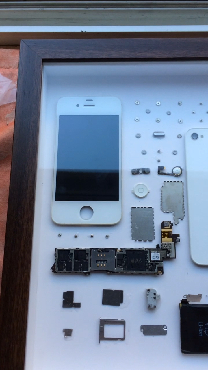 这是最经典的苹果 iphone 4手机,拆机装裱!大家给个双击!