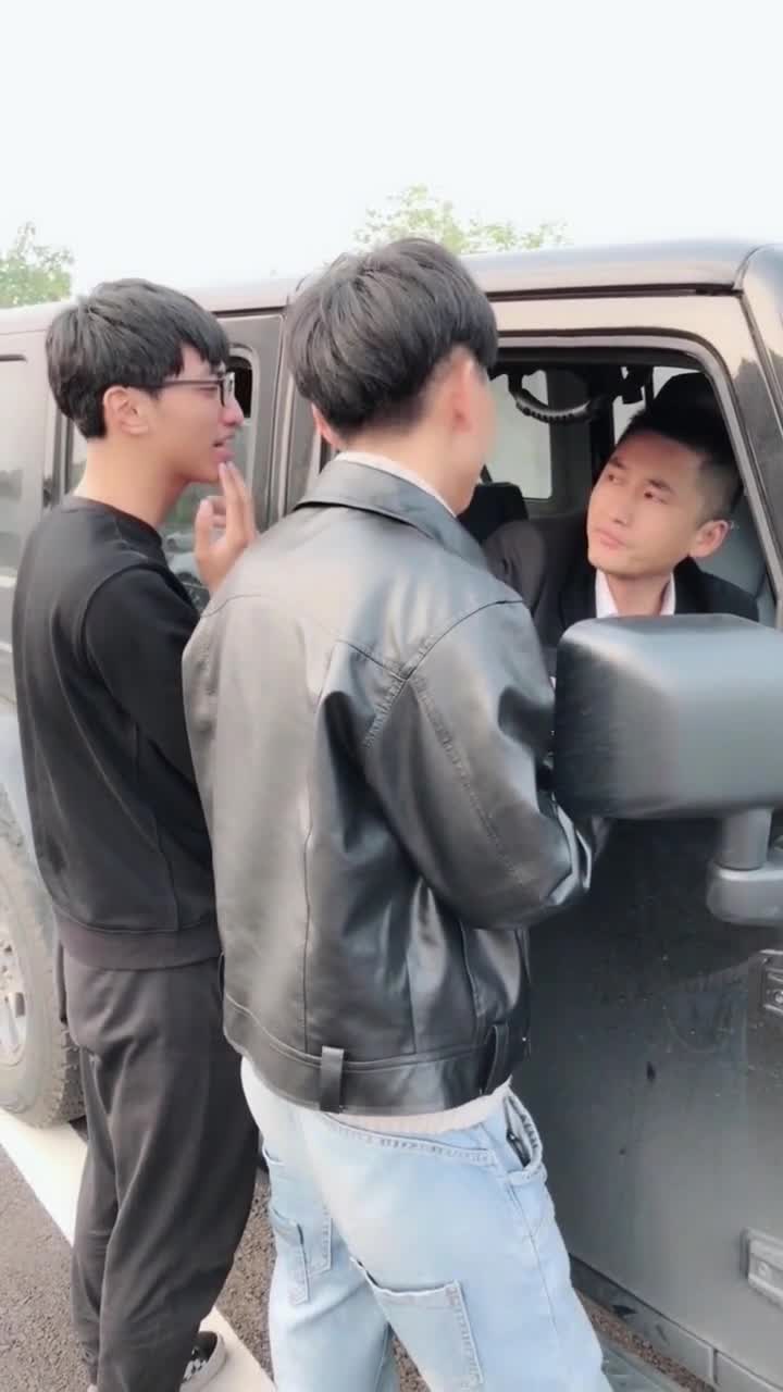 当你步入社会,你会发现拼不了爹妈,只能拼自己两位小弟不是大哥小气