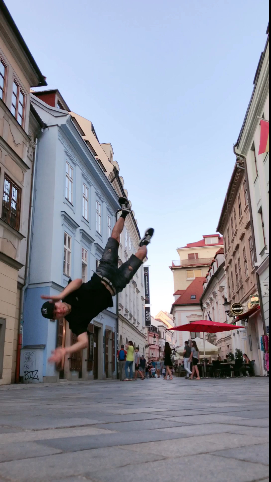 街舞#街舞小伙浩然在欧洲街头开始跳舞