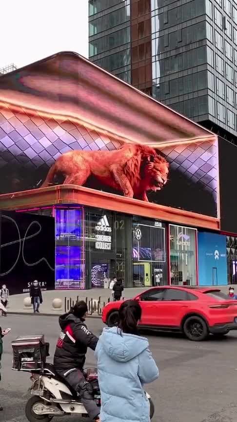 成都街头的创意广告版,利用裸眼3d技术制作出的"狮子",这也太逼真了吧