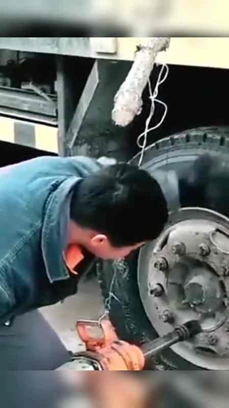 大货车轮胎爆了,新来的修理工,自己一个人还有这般操作
