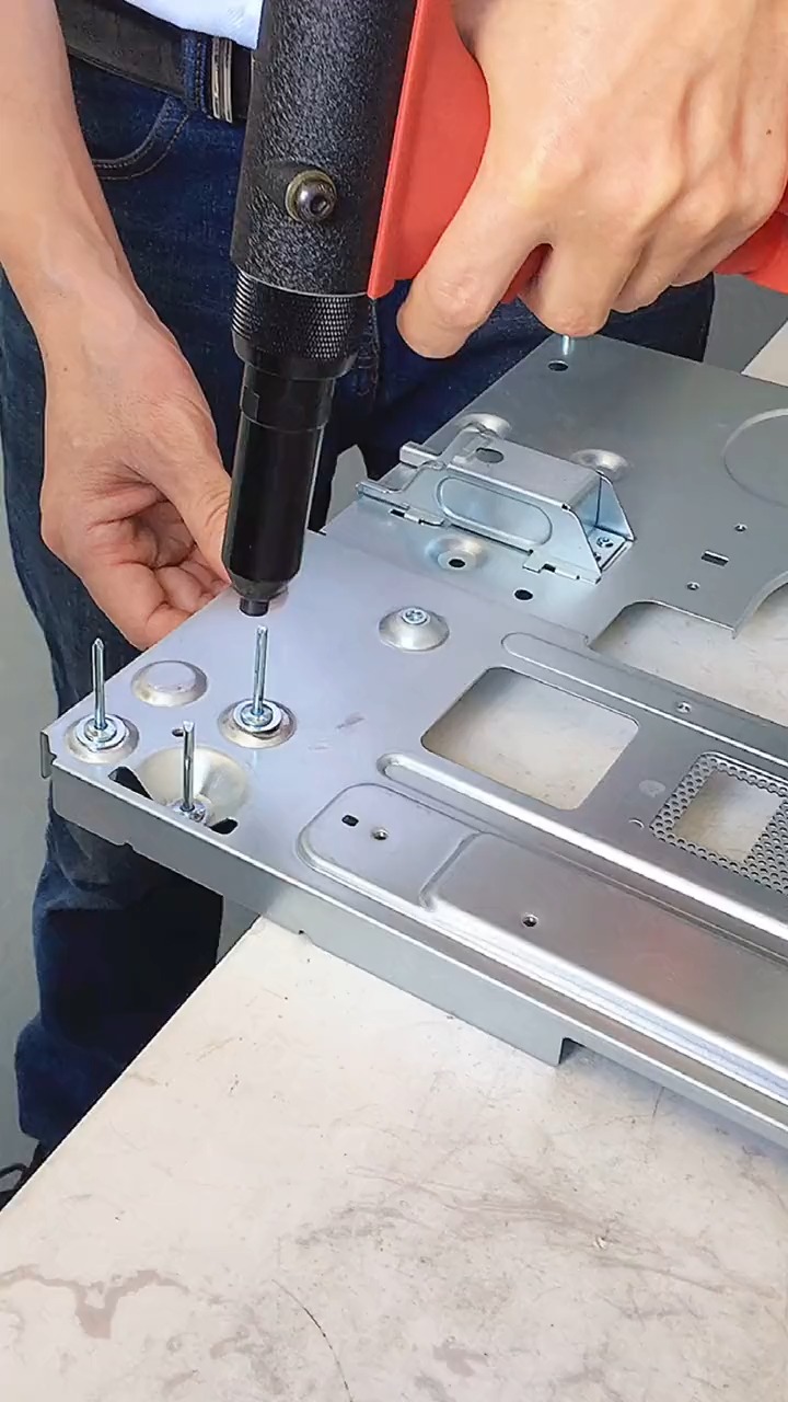 冷色镀锌铁拉钉,铆完后和这款钣金一个色,漂亮-度小视