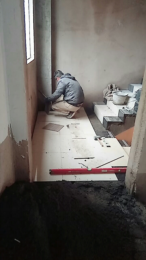 看看朋友们这位师傅贴砖太快了一天贴30左右平方,34一个平方一天1000