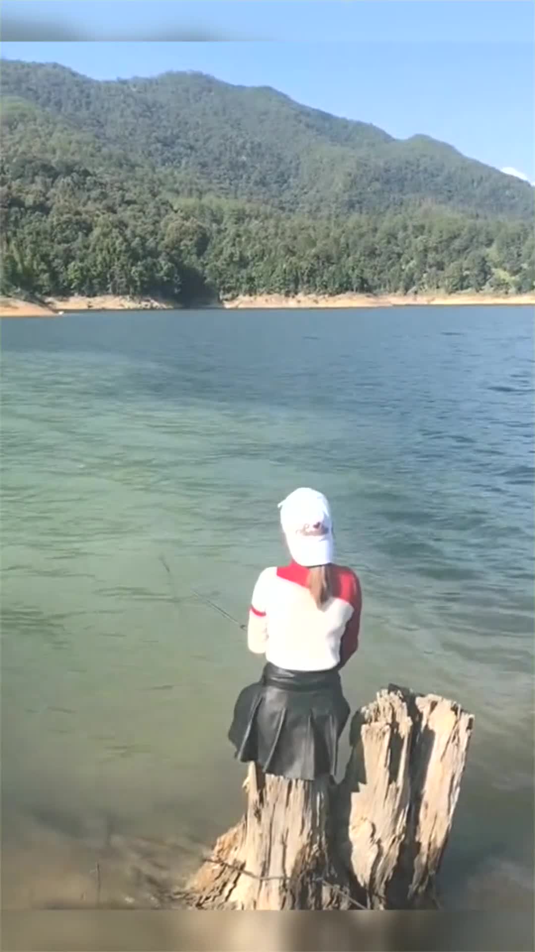 美女也来钓鱼,这钓鱼的位置还挺特别的!