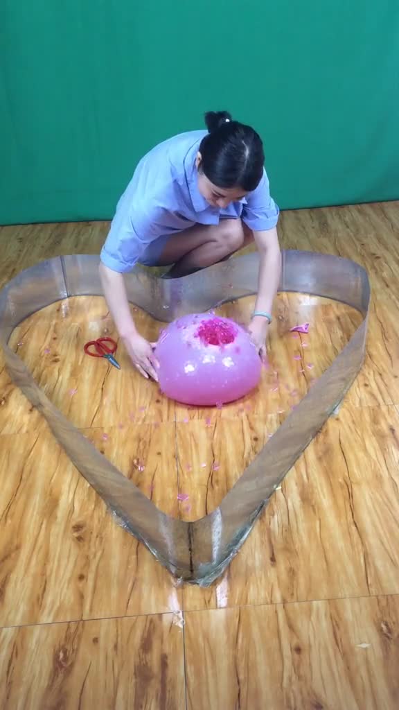 美女女神水宝宝卓众联盟扎气球解压神器