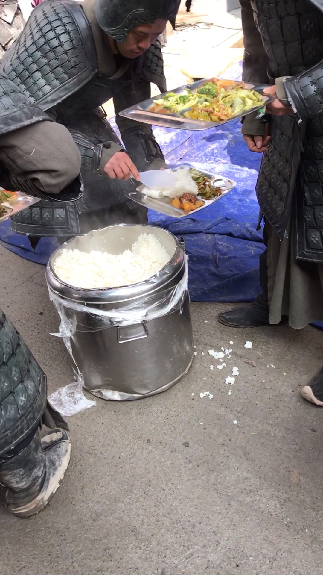 群众演员伙食菜四菜一汤,饭可以自己打管饱.