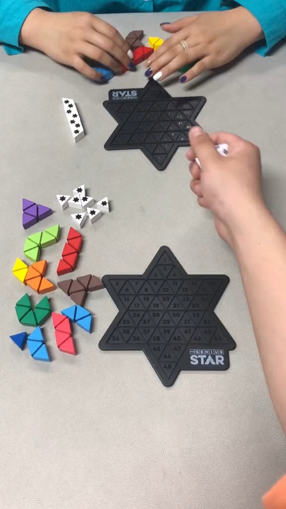 骰子打出的数字,用方块盖住,然后把所有的积木摆进去