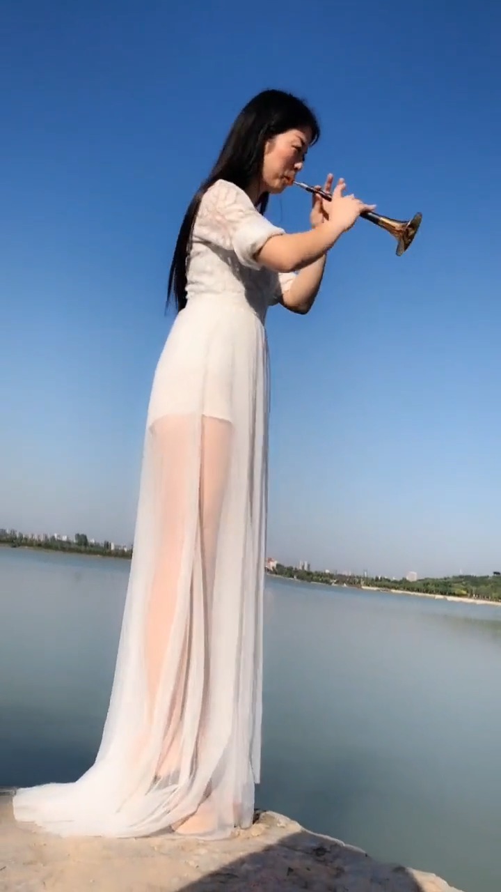 娱乐#一身白衣的美女吹唢呐,气质超好,技术也娴熟,听着真享受!