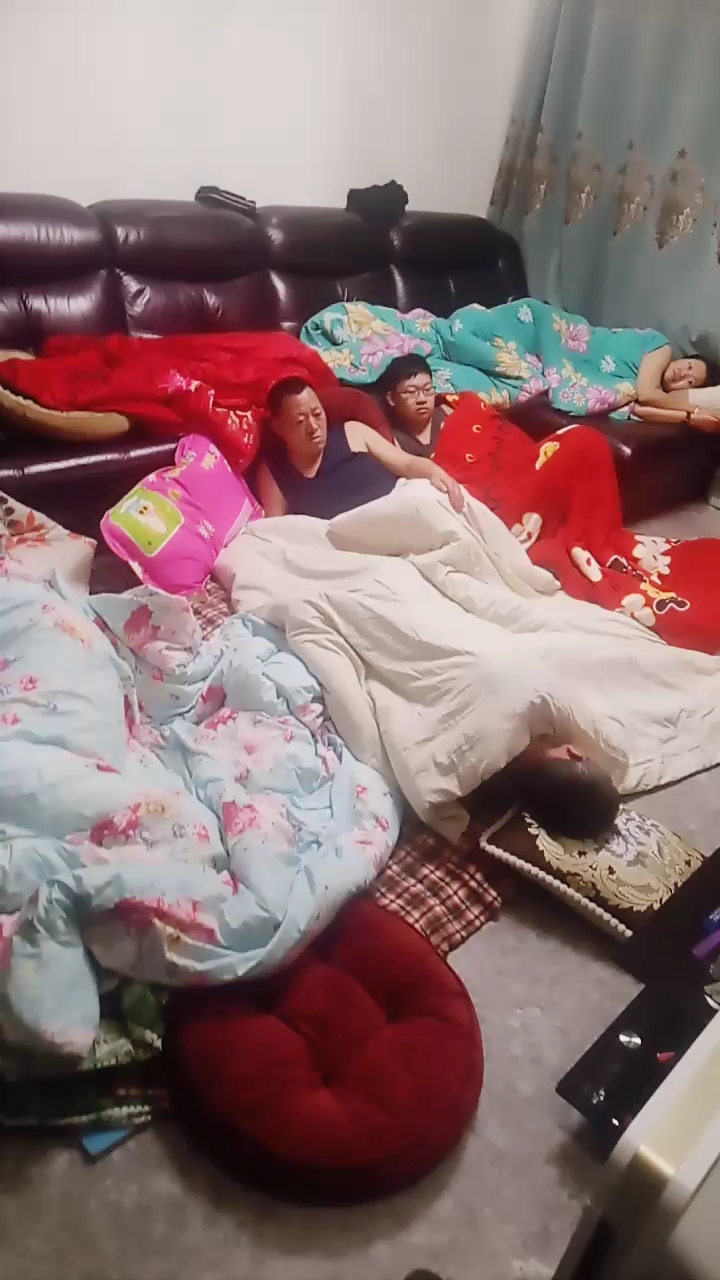 今年家人聚齐过新年睡地铺
