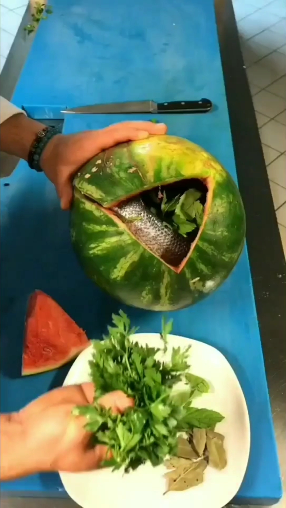 太稀奇了,鱼放西瓜里面烤,能好吃吗?