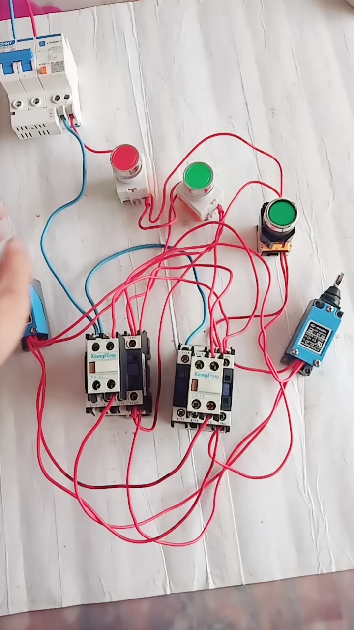 行程开关自动往返电路