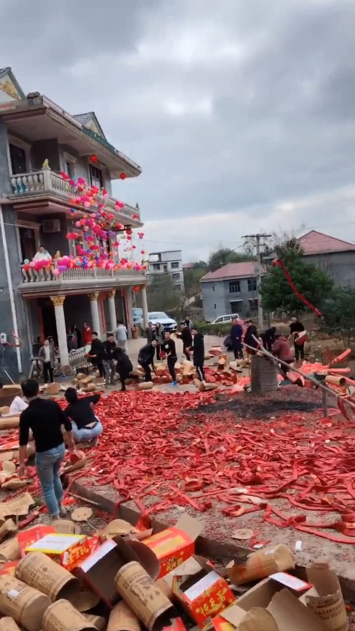 农村结婚放鞭炮,这是要炸天吗?太恐怖了!