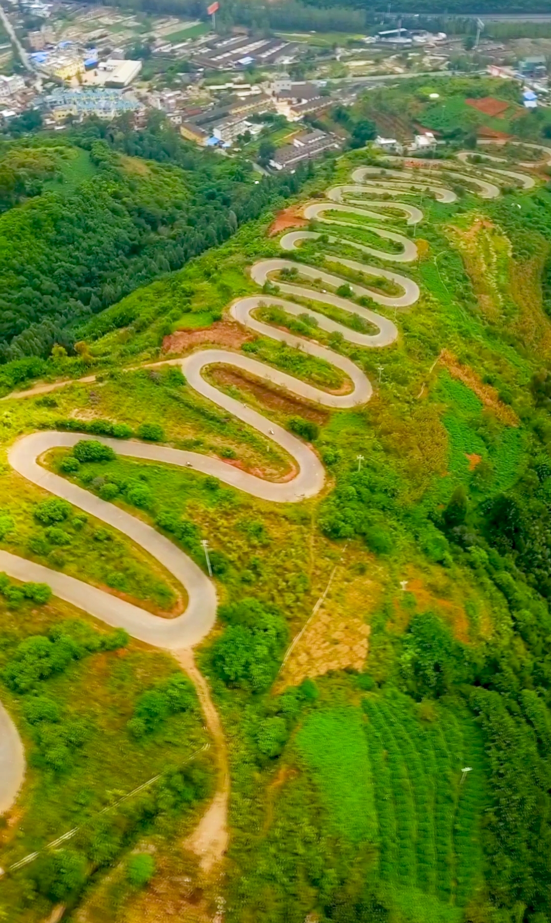 云南宜良68道拐,本想修路方便出行,结果成为世界公路奇观.