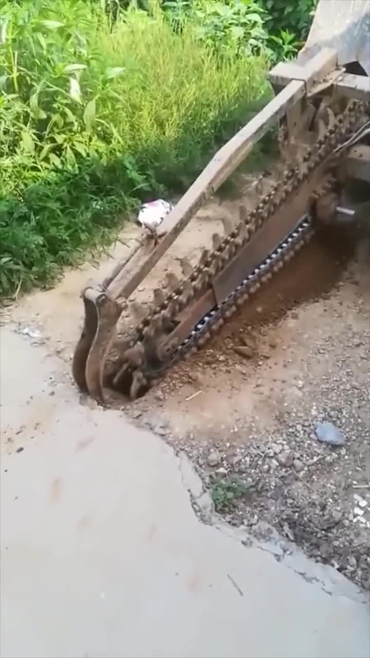 牛人发明的自动开沟机,一台机器顶10个人工,这是打算挖到美国吗