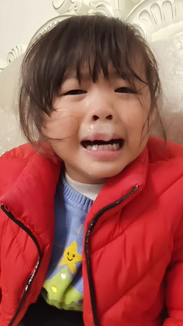 哭的鼻子流^o^小丫头