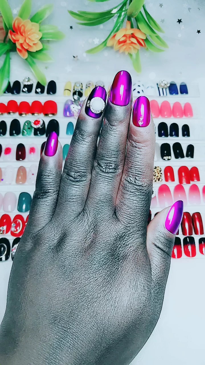 黑人也会戴美甲吗