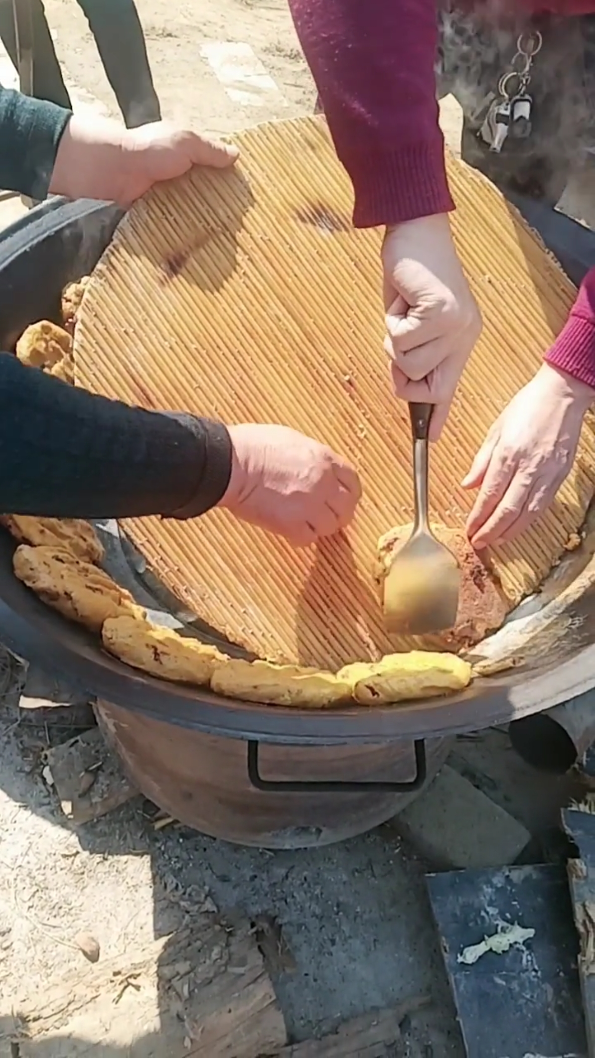 自制家庭美食#锅贴大饼子太馋人了
