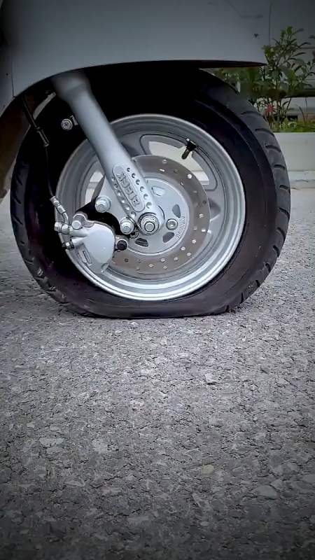 骑自行车器骑电动车最怕的就是轮胎没气了,备上这个电动车助推器