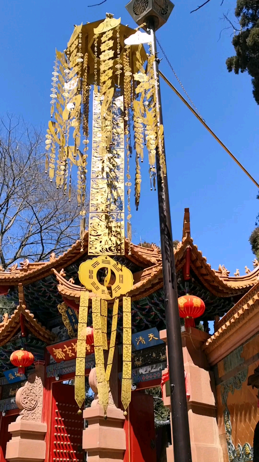 道观门口的幡,随着微风轻轻晃动,有种岁月静好的感觉,浮躁的心开始静