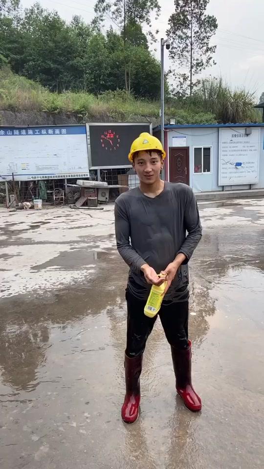 工地男人洗澡是这样的?