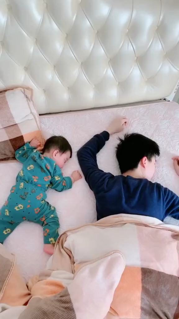 爸爸带娃#睡觉姿势都一样