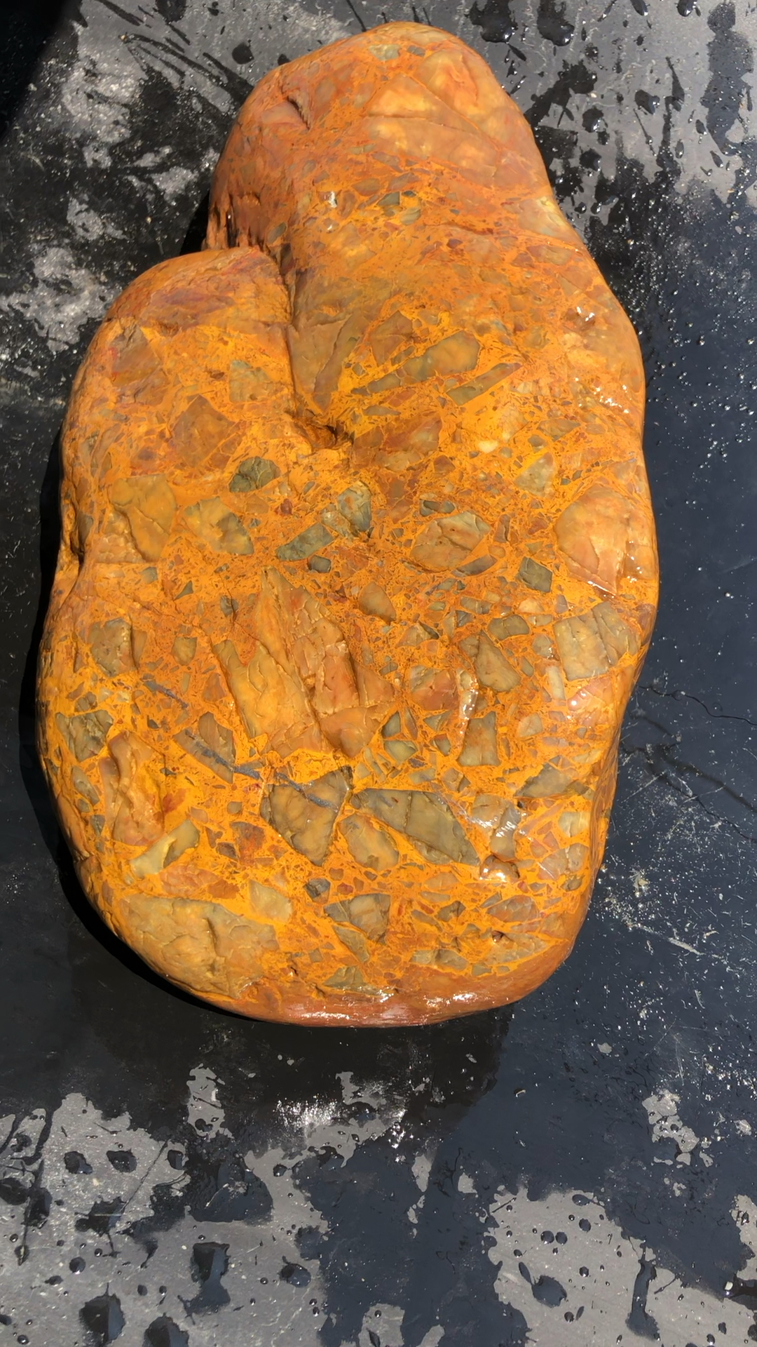 在河里遇见这样石头,千万不要错过,可以打手镯,可以雕刻