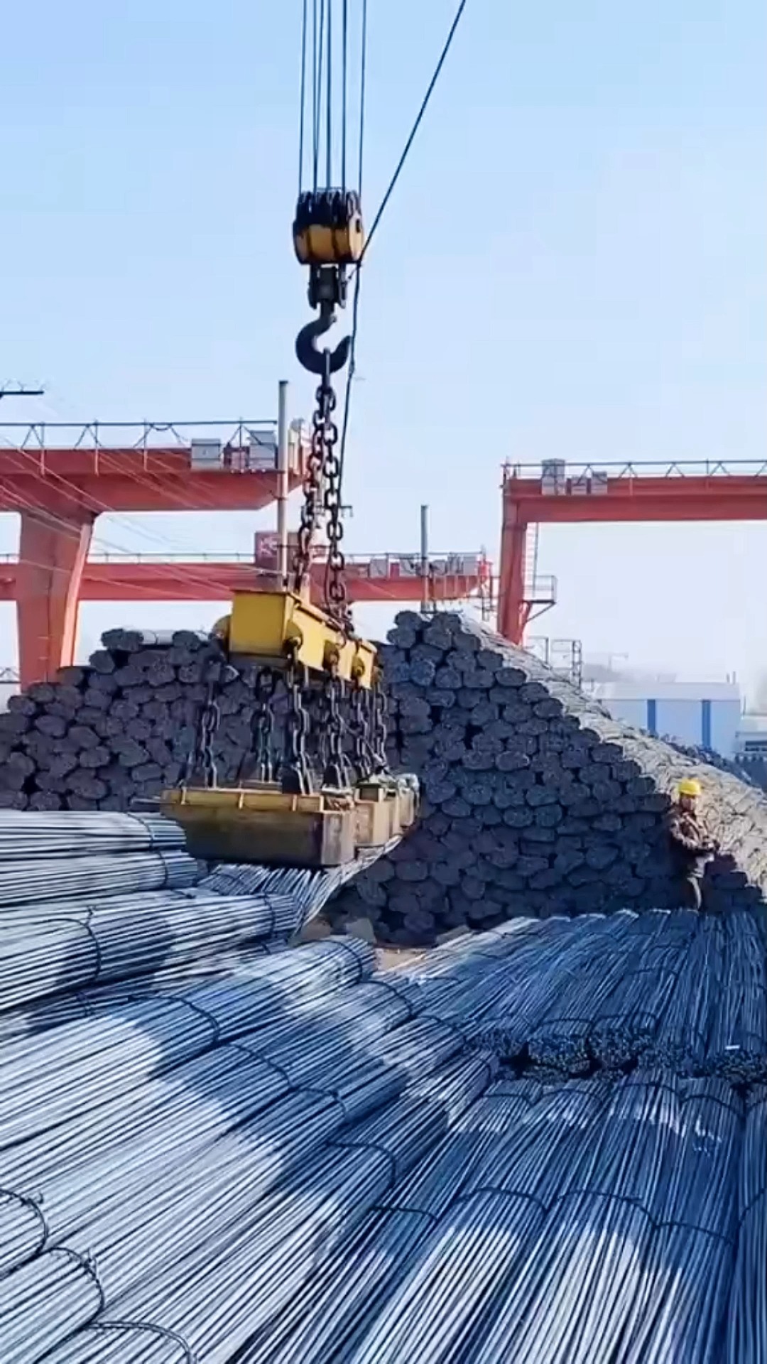 吊车鬼才设计师用大磁铁吊运钢筋