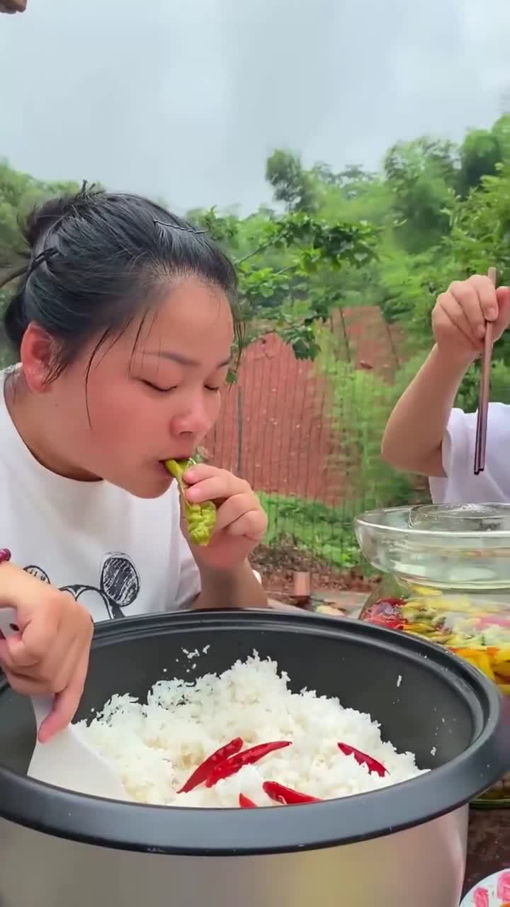 農村戶外美食:姐姐做的泡菜,胖妹把電飯鍋都端來吃了