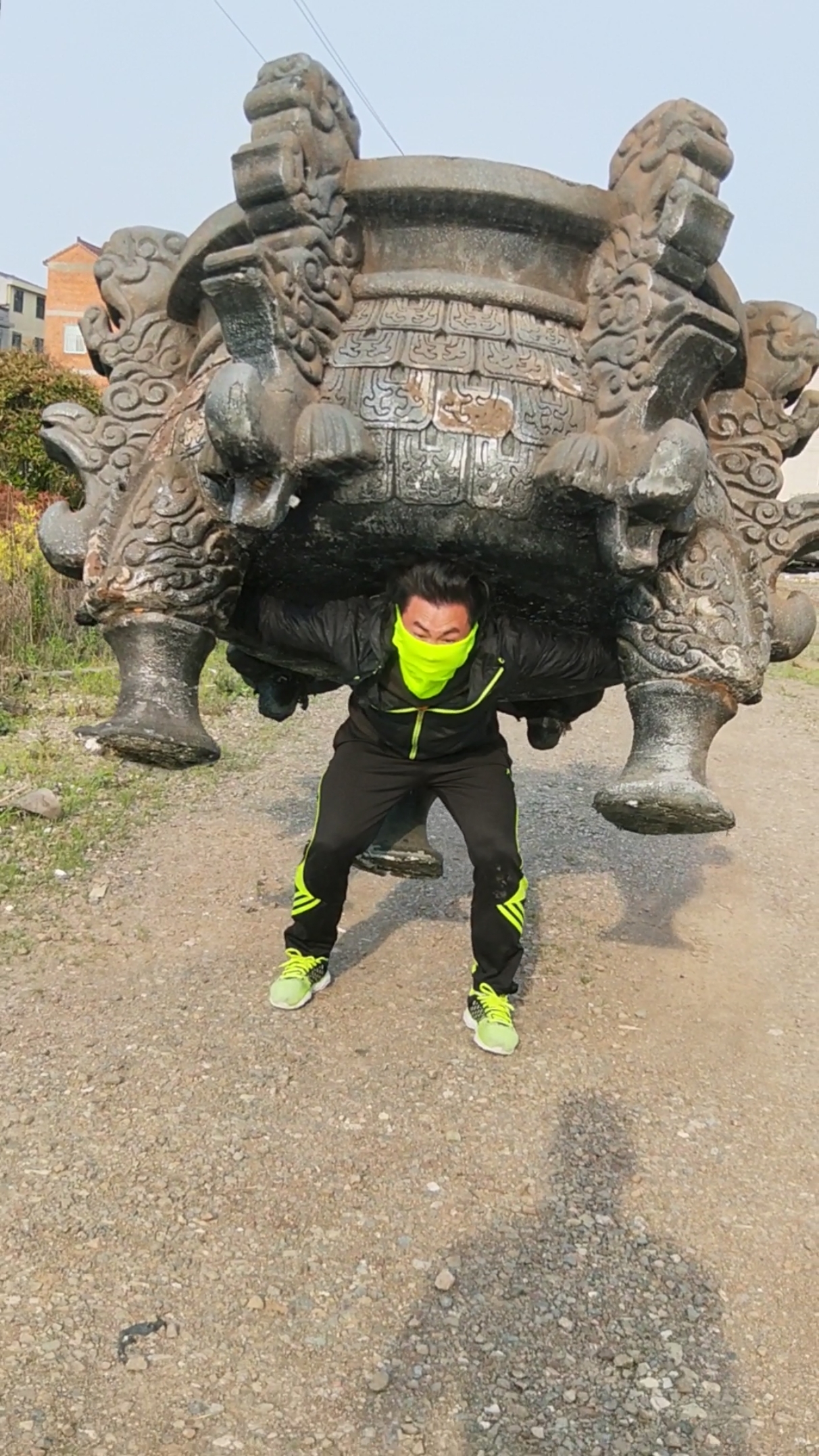 猛男扛起千斤顶