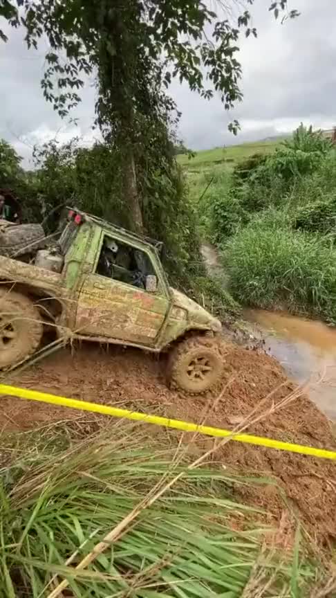 歪果仁在雨林越野,轮胎不转滑着下坡,泥到底有多滑溜