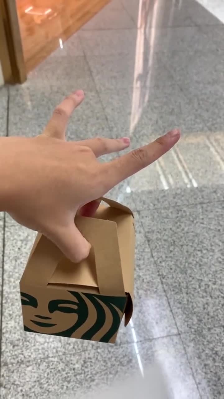 星巴克的包装怎么拿难道兰花指提着更能彰显气质设计一点不人性化