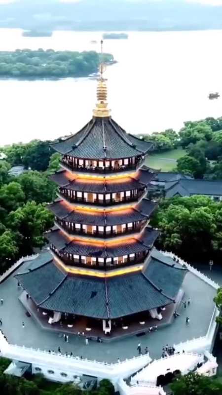 航拍雷峰塔全景,当年白娘子的取景地,仿佛诉说着一个悲伤的故事