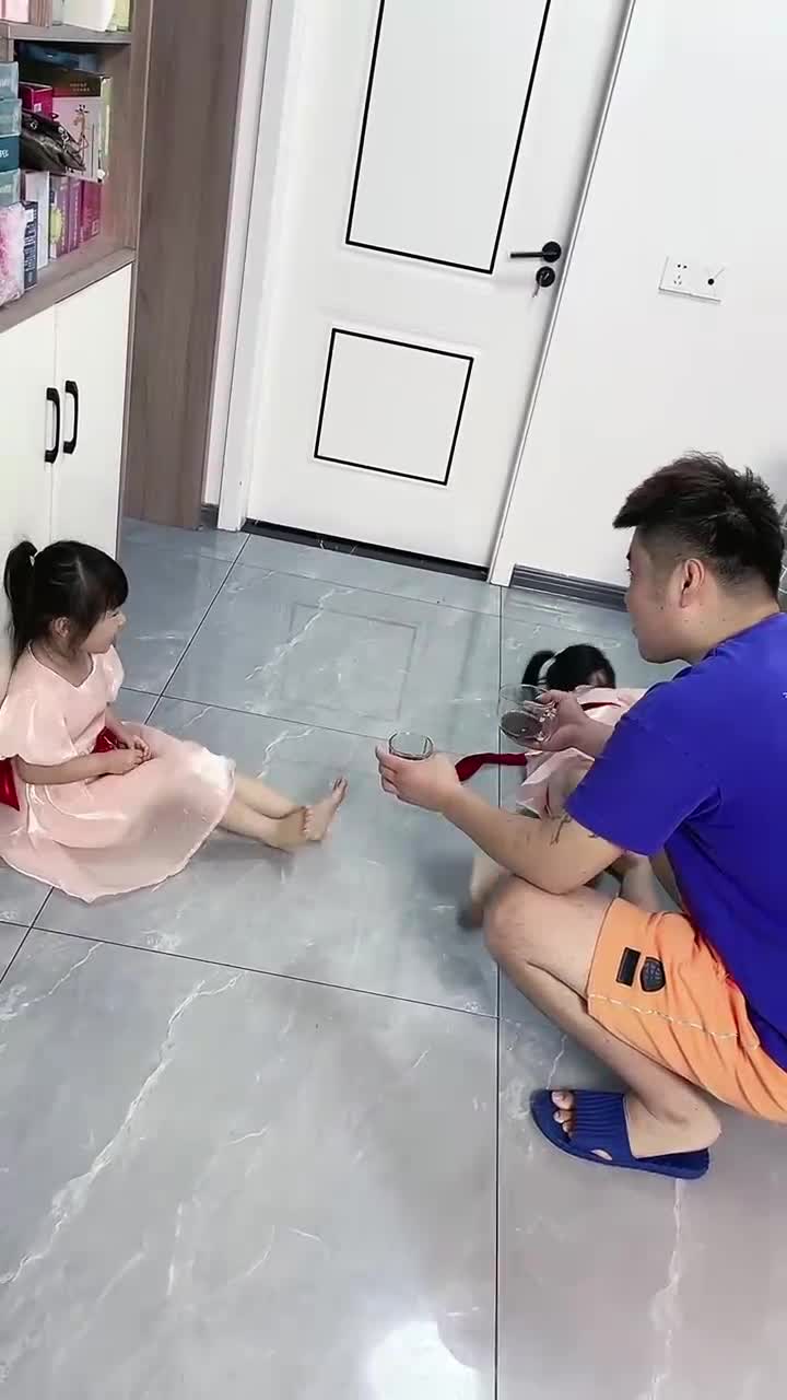 平时爸爸太宠爱妹妹,不按时吃药药,俩哥哥一出来,妹妹秒怂了,真是一物