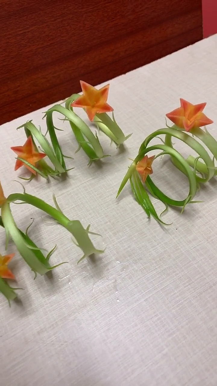 在家办公的真实状态#蒜苔卷花漂不漂亮?@全民小助手