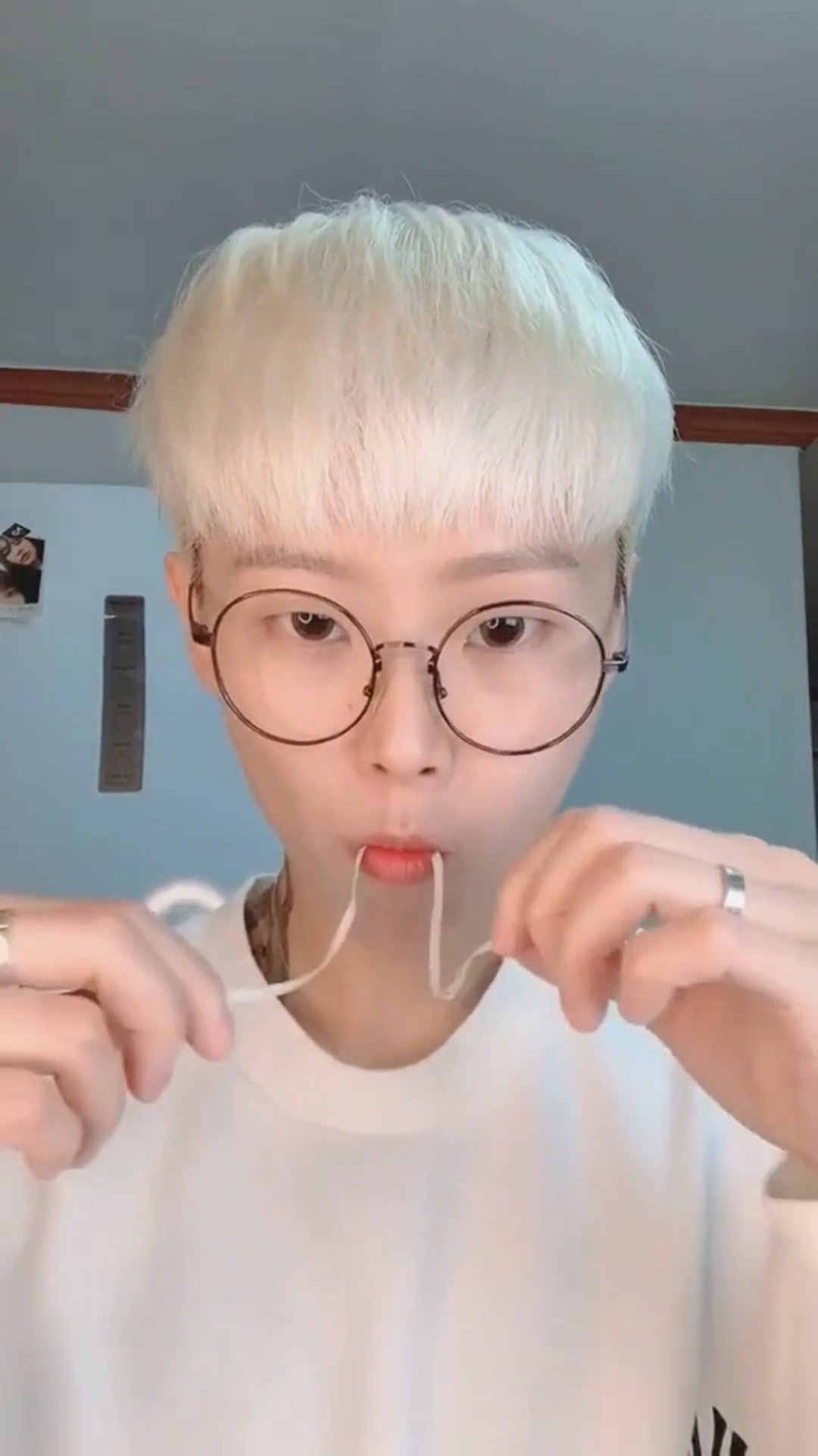 用舌头挑战编蝴蝶结,本以为是不可能!看到最后好想做他女朋友