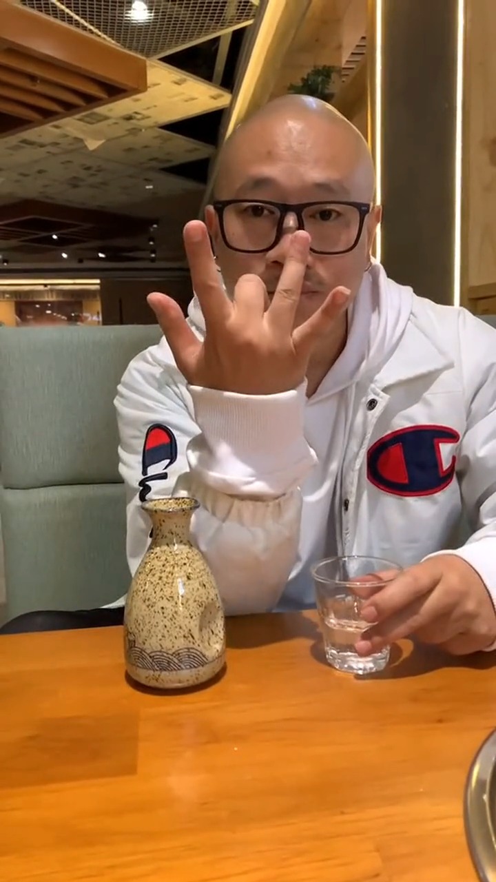 娱乐#云贵川的大哥,喝酒号称"无中指",有敢挑战他的没?