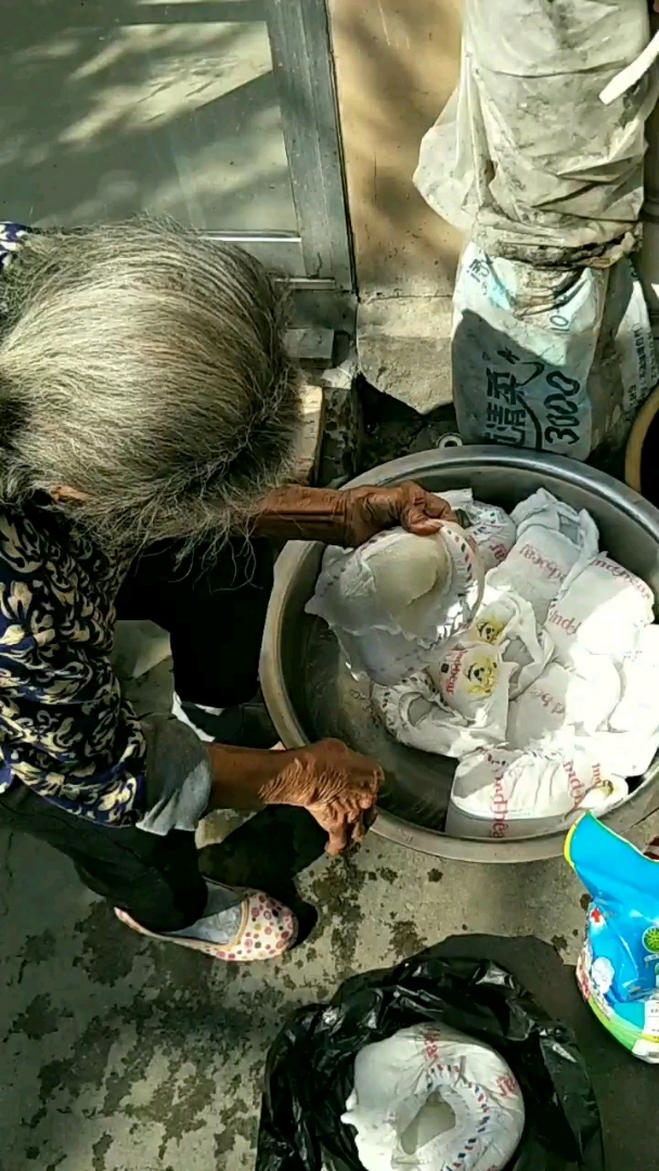 看見老奶奶洗尿不溼感覺好心酸,老人就應該享受晚年生活,不要幫忙帶