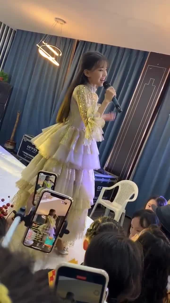 宋小睿为粉丝家长唱《少年》,能站在台下都是荣幸,我都紧张了!-度小视