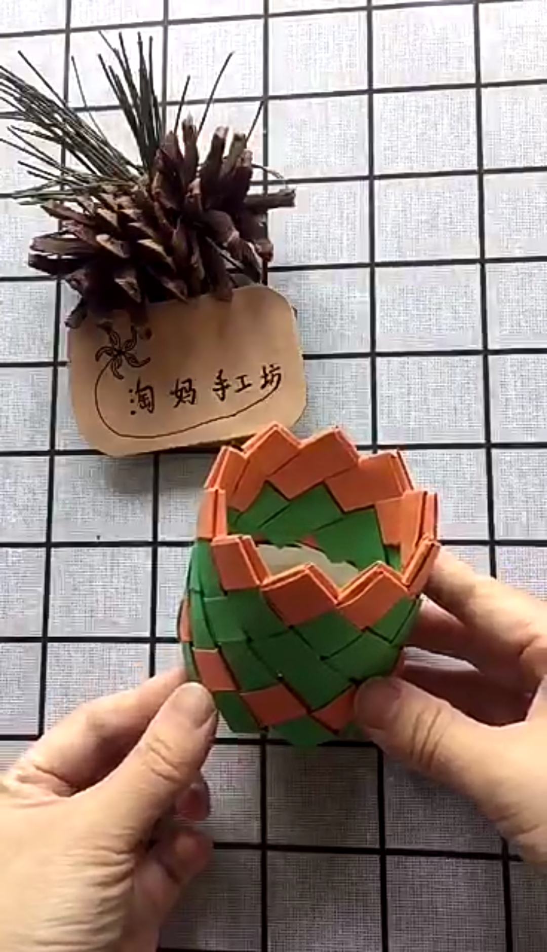 折纸#小纸条编成的收纳盒,也可以当笔筒哦