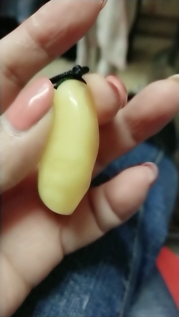 奶白色的蜜蜡,随型吊坠有喜欢的吗?