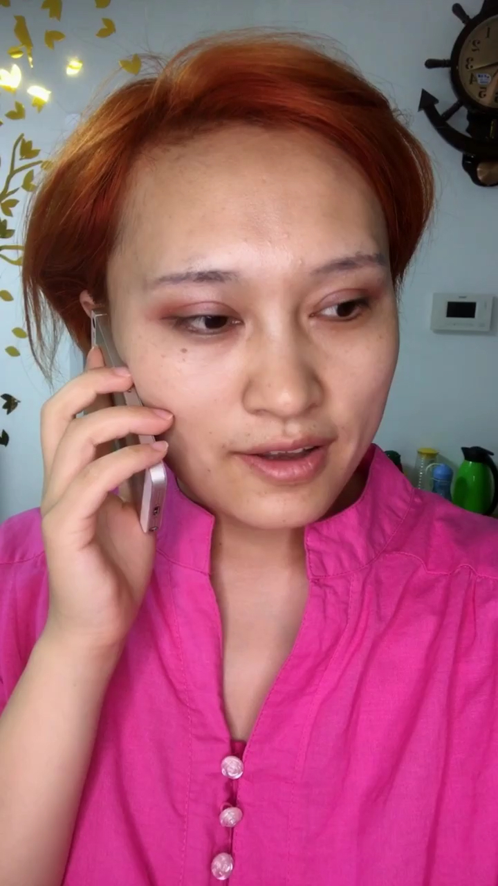大婶化个妆和闺蜜去逛街 妆后竟被年轻小伙追