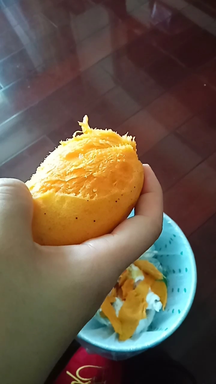 手剥芒果