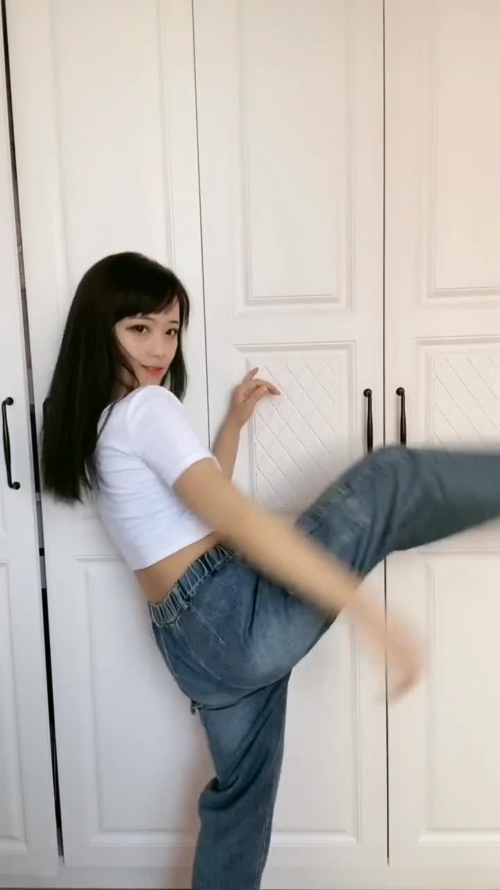 你老婆能把腿举过头顶吗