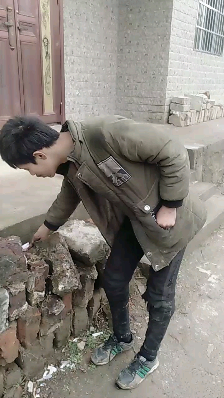 回农村看到这一幕,也是可怜人啊