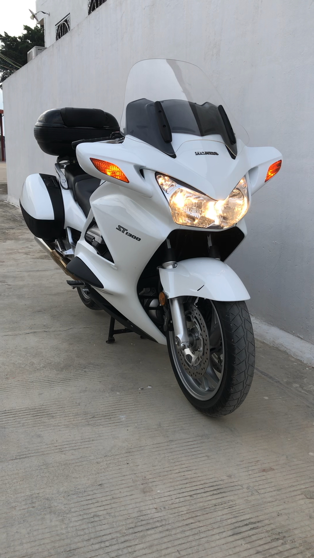 本田v4 st1300休旅车